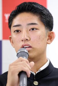 会見に臨む横浜･織田翔希(撮影･浅見桂子)