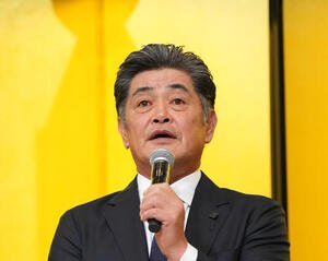 就任会見を行いあいさつをする中日工藤公康新監督(撮影･森本幸一)