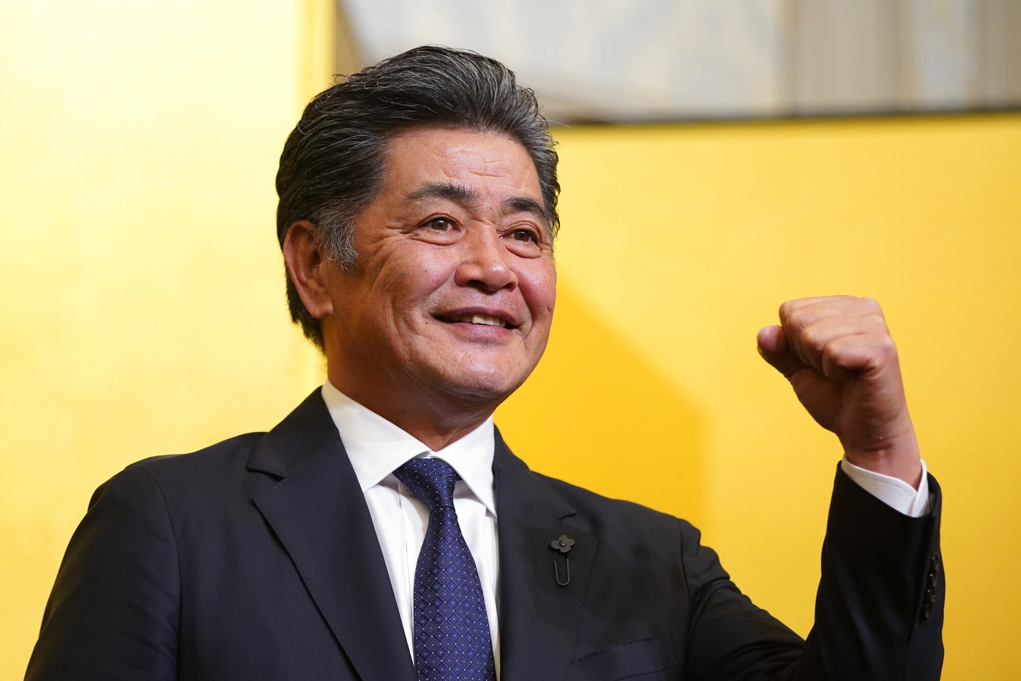 中日の監督に就任し、会見で記念撮影に応じる工藤公康氏=2026年10月15日午前10時46分、名古屋市中村区、小玉重隆撮影