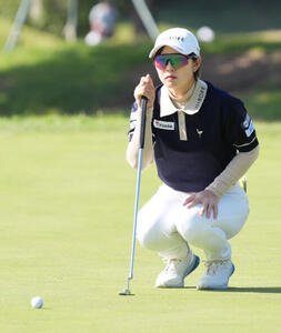9番、パーパットのラインを読む蛭田みな美(撮影･小沢裕)