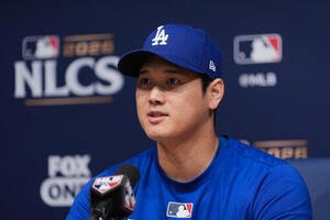 リーグ優勝決定シリーズ第3戦の前日会見に臨む大谷翔平(AP)