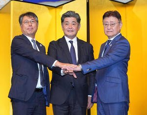 就任会見後のフォトセッションに応じる左から中日大島宇一郎オーナー、工藤公康新監督、加藤宏幸球団社長(撮影･森本幸一)