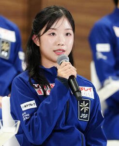 記者会見に臨む中井亜美(撮影･鈴木みどり)