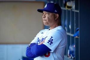 ダグアウトから試合を見守るロバーツ監督(AP)