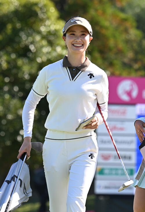 18番、パーをセーブし笑顔でホールアウトする青木香奈子(撮影･和賀正仁)