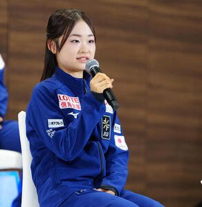 記者会見に臨む島田麻央(撮影･鈴木みどり)