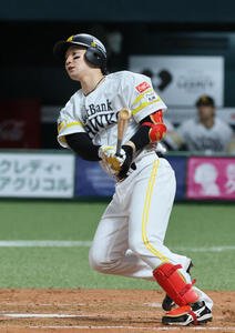 ソフトバンク対日本ハム　3回裏ソフトバンク無死三塁、正木智也は左越え適時二塁打を放つ(撮影･加藤孝規)