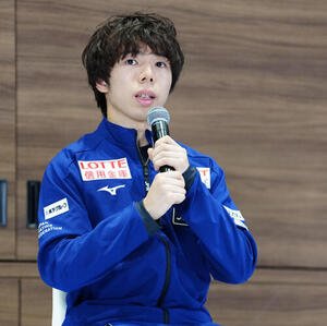 記者会見に臨む佐藤駿(撮影･鈴木みどり)