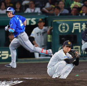 阪神対DeNA 8回表DeNA2死、牧秀悟(左)に先制本塁打を浴びた高橋遥人はマウンドに座り込む(撮影･上田博志)