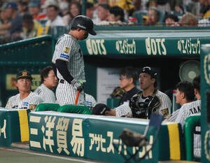阪神対DeNA 6回裏阪神2死、二ゴロに倒れた森下翔太は足を気にしながらベンチに引き揚げる(撮影･上山淳一)