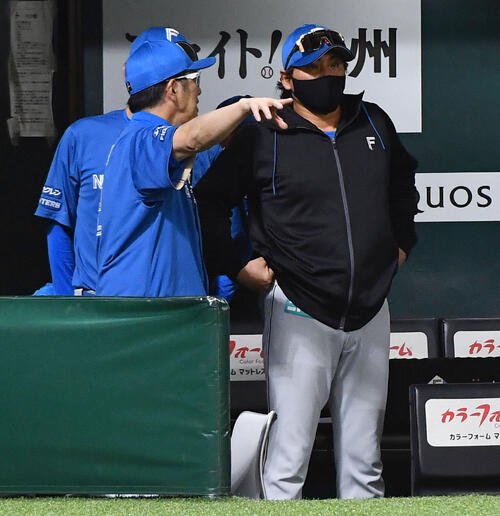 ソフトバンク対日本ハム　9回裏ソフトバンク1死一、三塁、打席に近藤健介を迎える場面でコーチ陣と話し合う新庄剛志監督(撮影･岩下翔太)