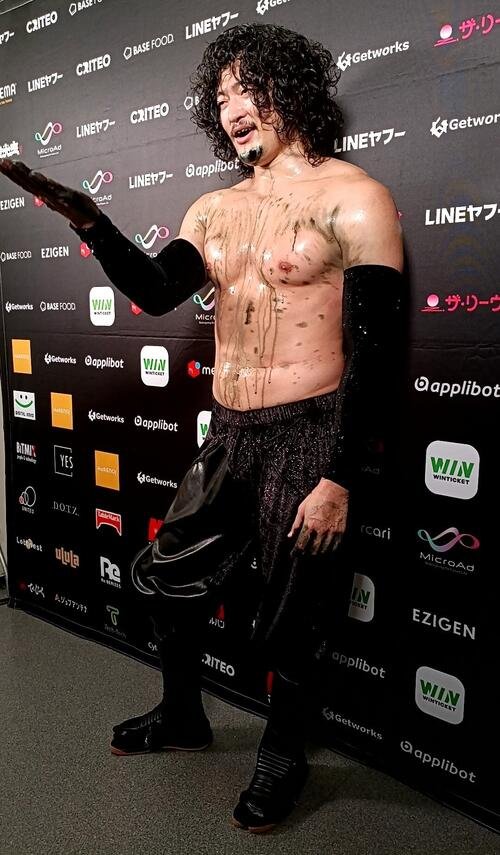 手がBUSHIの毒霧で真っ黒になったOZAWA