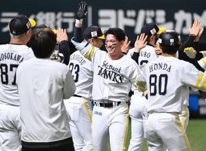ソフトバンク対日本ハム　9回裏ソフトバンク1死満塁、サヨナラ満塁本塁打を放った栗原陵矢(中央)はコーチ陣と笑顔でハイタッチ(撮影･岩下翔太)