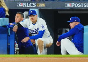 ドジャース対ブルワーズ　9回、ベンチで渋い表情のドジャース大谷翔平(撮影･垰建太)