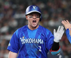 阪神対DeNA 8回表2死、本塁打を放ちナインとタッチを交わす牧秀悟(撮影･増田悦実)