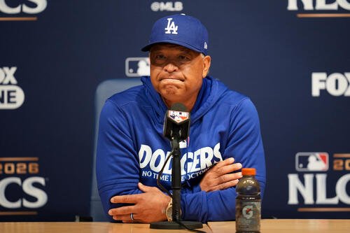 試合前に会見するドジャース･ロバーツ監督(AP)