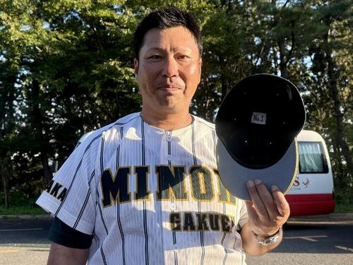 秋季大阪大会　帽子の内側に｢No.1｣と記している今夏準優勝校の箕面学園･山田文博監督(2026年10月撮影)