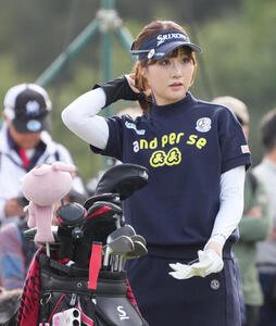 10番、ティーグラウンドで真剣な表情を見せる都玲華(撮影･小沢裕)