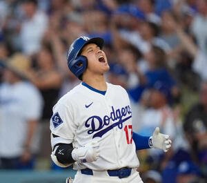 2回、3ランを放ち雄たけびを上げるドジャース大谷翔平(AP)