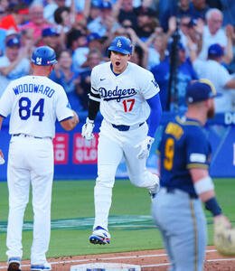 ドジャース対ブルワーズ　2回裏ドジャース2死一、二塁、3点本塁打を放ち雄たけびをあげる大谷翔平(撮影･垰建太)