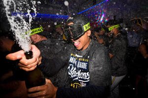 ドジャースを下し、ワールドシリーズ進出を決めシャンパンファイトで祝うブルワーズの選手たち(AP)