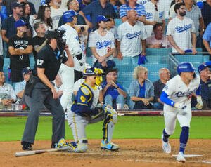 ドジャース対ブルワーズ　9回裏ドジャース2死、左直に倒れるキケ･ヘルナンデス(右)の打球を見つめる大谷翔平(撮影･垰建太)