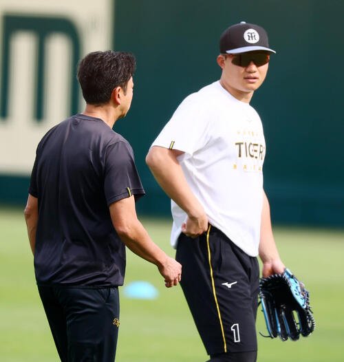 阪神対DeNA　グラウンドに姿を見せた阪神森下翔太(撮影･加藤哉)