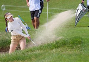 9番、バンカーからのアプローチショットでチップインバーディーを奪う吉田鈴(撮影･小沢裕)