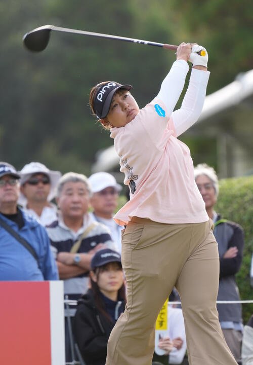 10番、ティーショットを放つ鈴木愛(撮影･小沢裕)