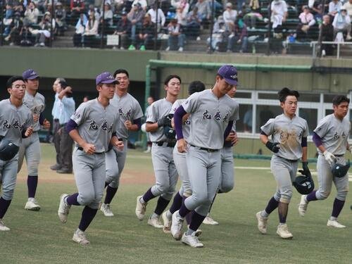 仙台育英対花巻東　準々決勝敗退に悔しさをにじませる花巻東ナイン(撮影･高橋香奈)