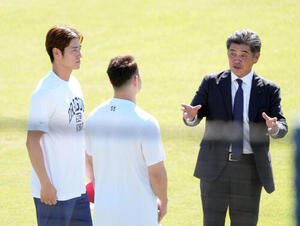 中日工藤公康監督(右)は上林誠知、細川成也らと言葉を交わす(撮影･森本幸一)