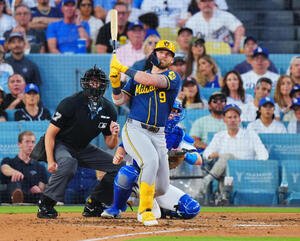 ドジャース対ブルワーズ　4回表ブルワーズ1死二、三塁、適時二塁打を放つジェーク･バウアーズ(撮影･垰建太)