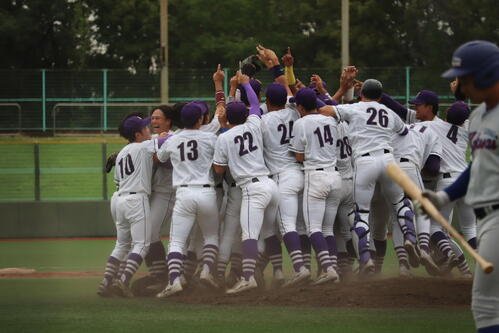 関国大対天理大　優勝決定戦を制し春秋連覇を果たしてマウンドに輪を作る天理大ナインら(撮影･佐藤妙月)