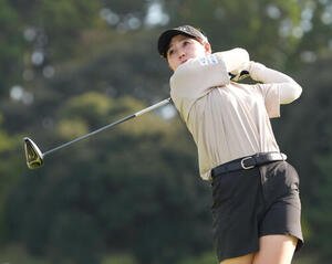 18番、ティーショットを放つ蛭田みな美(撮影･小沢裕)