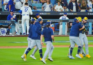 ドジャース対ブルワーズ　9回裏ドジャース2死、キケ･ヘルナンデスが左直に倒れ打席が回ってこなかった大谷翔平(17番)は引き揚げる(撮影･垰建太)