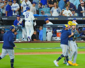 ドジャース対ブルワーズ　9回裏ドジャース2死、キケ･ヘルナンデスが左直に倒れ打席が回ってこなかった大谷翔平(17番)は引き揚げる(撮影･垰建太)