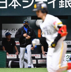ソフトバンク対日本ハム　5回裏ソフトバンク1死二塁、正木智也(右)に逆転の2点本塁打を打たれ、投手の交代に向かう新庄剛志監督(撮影･岩下翔太)