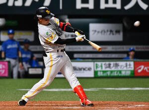 ソフトバンク対日本ハム　5回裏ソフトバンク1死二塁、正木智也は左中間へ逆転2点本塁打を放つ(撮影･岩下翔太)