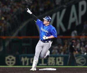 阪神対DeNA 3回表DeNA1死二、三塁、3点本塁打を放ちダイヤモンドを回る佐野恵太(撮影･増田悦実)