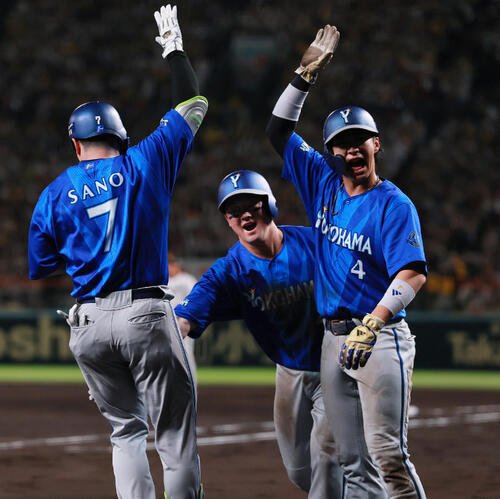 阪神対DeNA 3回表DeNA1死二、三塁、3点本塁打を放った佐野恵太(左)を祝福する二走牧秀悟(中央)と三走度会隆輝(撮影･上山淳一)