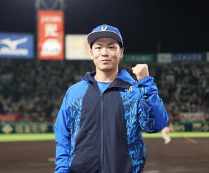 阪神対DeNA　勝利し笑顔でガッツポーズをするDeNA片山皓心(撮影･増田悦実)