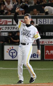 ソフトバンク対日本ハム　声援に応える小久保裕紀監督(撮影･加藤孝規)