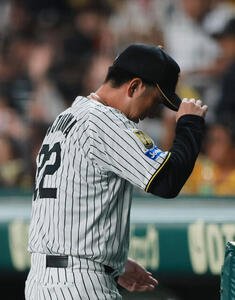 阪神対DeNA DeNAに敗れ引き揚げる阪神藤川球児監督(撮影･上山淳一)