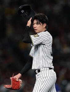 阪神対DeNA 3回表を投げ終え、悔しそうにベンチへ戻る阪神才木浩人(撮影･前田充)