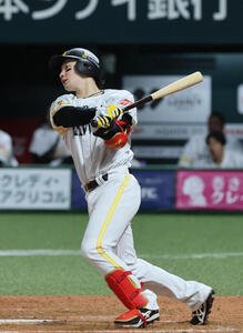 ソフトバンク対日本ハム　5回裏ソフトバンク1死二塁、正木智也は逆転の2点本塁打を放つ(撮影･加藤孝規)