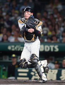 阪神対DeNA 1回表DeNA無死一、二塁、佐野恵太の送りバントを三塁に送球する梅野隆太郎(撮影･増田悦実)