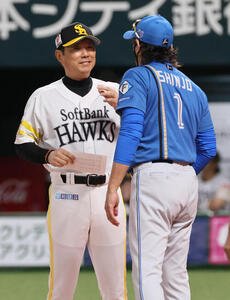 ソフトバンク対日本ハム　メンバー表交換するソフトバンク小久保裕紀監督と日本ハム新庄剛志監督　.................(撮影･加藤孝規)
