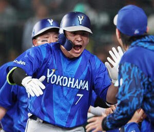 阪神対DeNA 3回表DeNA1死二、三塁、3点本塁打を放ち声を上げながらナインとタッチを交わす佐野恵太(撮影･増田悦実)
