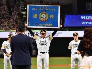 日本シリーズ進出を決め、パ･クライマックスシリーズ優勝の記念額を掲げるソフトバンク小久保裕紀監督(撮影･岩下翔太)