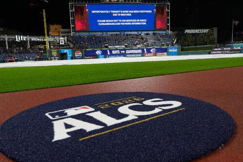 ア･リーグ優勝決定シリーズ第4戦が雨のため遅延していることを知らせるスコアボード(AP)